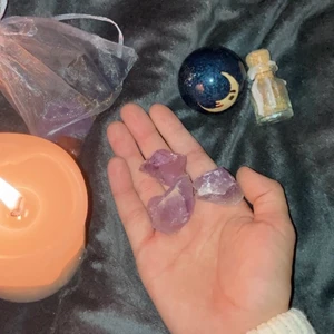 RÅ AMETIST BIT - RÅ AMETIST BIT 40kr + fri frakt  Ametist sägs fungera vid sömnproblem och även hjälpa emot trötthet. Den kan även bäras som ett skydd emot negativa energier. Ametist stärker vår intuition och andliga närvaro, därför kallas den för “the stone of spirituality”.