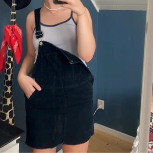 Hängselkjol - Marinblå hängselkjol / hängselklänning i Manchester 💕⚓️ Köpt på plick men den är lite kort på mig som är 162. Sitter ganska tajt över rumpan, är vanligtvis en S. Använd baga några få gånger av mig så bra skick!