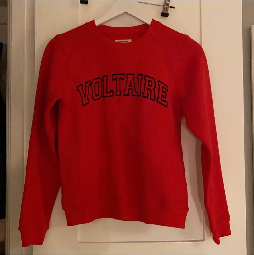 En röd Zadig et voltaire sweatshirt som är som ny, svart text. Köpte den i maj och endast använd en gång sedan dess. Passar mig som vanligtvis har Xs/s!🥰 Billigare vid snabb affär!!!. Tröjor & Koftor.