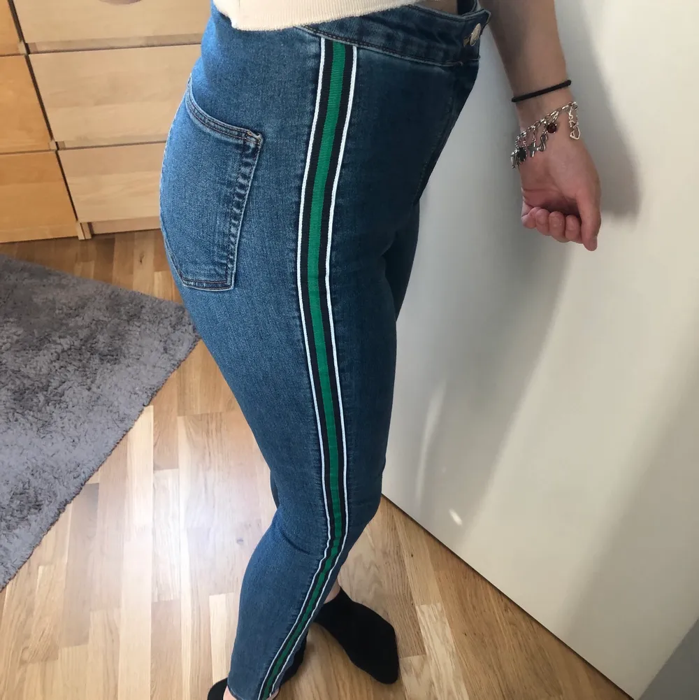 Blåa jeans med grönt på sidan från hm i storlek 36! . Jeans & Byxor.