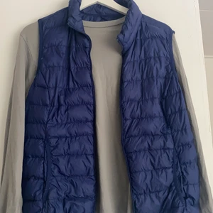 Långärmade tröjor och väst - Säljer nu denna mörkblåa väst i storlek S, tillsammans med 2 långärmade tröjor. Den grå är från Ralph lauren och den blå är från Gant, storlek 164 på båda! (Västen går tyvärr inte att stänga då dragkedjan är trasig) Men jättesnygg att ha öppen ändå😻😻