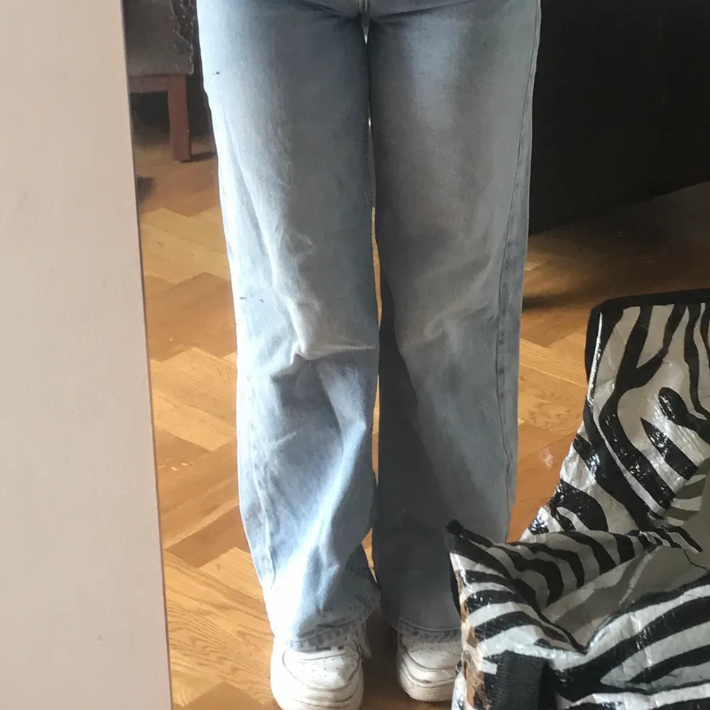 ett par helt nya basic straight jeans använda ca 1-2 gånger men är som nya. ganska små i storleken jag är 162 och smal kroppsbyggnad, hör av dig för tydligare beskrivning och detaljer. Orginalpris 600kr. Jeans & Byxor.