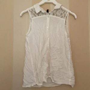 Vitt linne - Vitt linne i skjortdesign med spetskant upptill