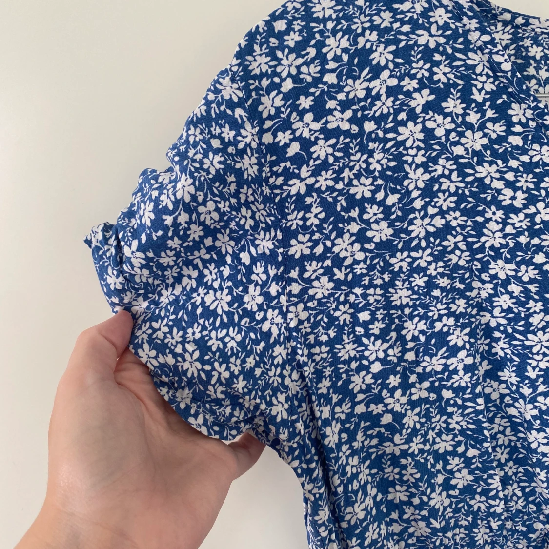 Blå blommig klänning - 90