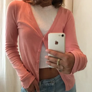 Rosa kofta - Säljer denna super söta rosa kofta som jag köpt second hand men kommer ursprungligen från Cubus. Såå skön men kommer tyvärr inte till användning längre. 💕💕