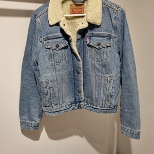 Levis Jacka - Levis Jacka , nästan som helt ny. Perfekt nu till höst. Passar S/M och L