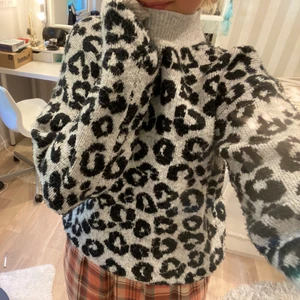 Tjock tröja  - Säljer en sparsamt använd tröja från Zalando🥰 Den är i ett skönt material och är som ny, den är perfekt till vintern🥰30kr + frakt