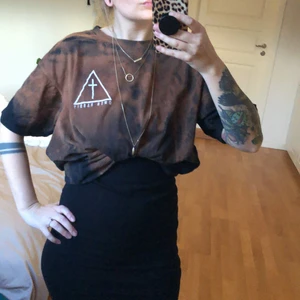 Vintage batik tshirt  - Säljer denna sjukt coola vintage tshirt med batikmönster! Den är köpt på en secondhandbutik i Australien och då fick jag veta att Owen Rabbit är multiinstrumental producent från Melbourne. Finns att lyssna på på Spotify 🐰 