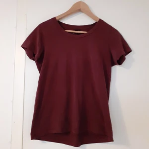Vinröd/mörklila t-shirt - Vinröd/mörklila t-shirt från ginatricot. Bra skick och storlek S