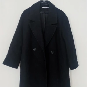 & other stories oversized ullkappa  - Den perfekta svarta oversized kappan från & other stories i ullblandning. Storlek XS men oversized modell så passar även en S/M. (Är själv en storlek S)✨  #stories #andotherstories #ullkappa