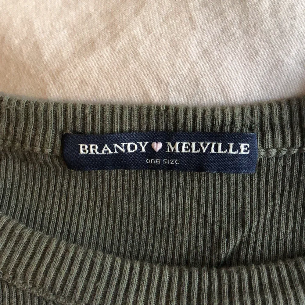 Säljer här mina gröna ribbade klänning från Brandy <3 Melville pga att den används för sällan. Den är grym för man kan använda den både till fest och vardag! Den är stretchig och passar alla från XS-M. Funkar fint med ett par kängor eller sneakers 👟 . Klänningar.