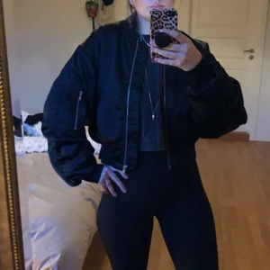 Bomberjacka  - Säljer här denna tuffa bomberjacka/tröja pga att den används för sällan! Den är storlek M men funkar jättebra på mig som oftast har XS/S 🤗