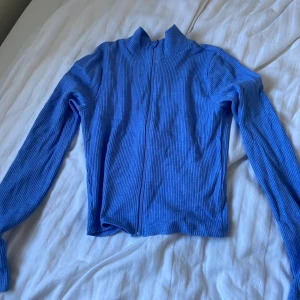 Topp - Topp från Gina tricot, använd en gång. Storlek medium med passar small.