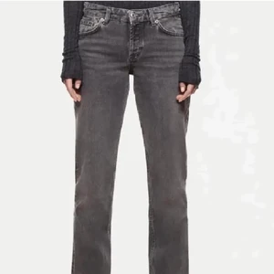 Zara jeans - Säljer dessa supet fina jeans ifrån Zara som är jelt slutsålda på hemsidan. Dom är knappt använda.                                                                 Säljer endast vid bra bud💓