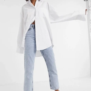 Nya jeans - Helt nya och oanvända jeans i modellen straight. Jeansen är lite mörkare i verkligheten. Säljer pga att de är för små för mig. Nypris 299:- 