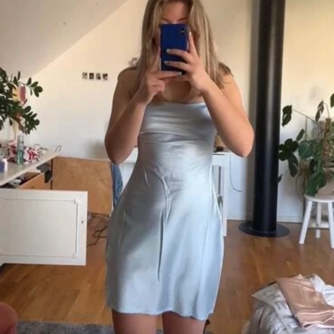 Ljusblå satinklänning 