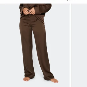 I'm feeling pant från bikbok - Skit snygga bruna byxor som tyvärr är för små för mig men sitter verkligen helt perfekt annars, dom är slutsålda går annars att byta ifall nån ha dom i M🤎