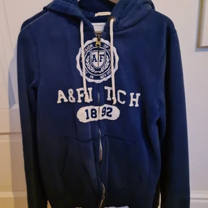 Abercrombie fitch hoodie i storlek M - Abercrombie fitch hoodie i storlek M. Snygg blå färg och fint skick. Säljs för 100kr + frakt.