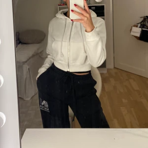 Croppad vit hoodie  - Säljer min croppade vita hoodie då den är för liten för mig. Den är i storlek S men skulle säga att liknar mer en xs 💕