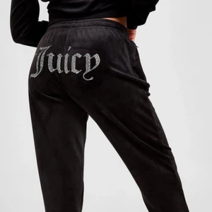 Juciy byxor  - Ett par jättefina juciy byxor som tyvärr inte riktigt är min stil och inte kommer till användning. Har använt dom Max 2 gånger och då har de varit hemma! Storlek XS men skulle säkert passa till S då de inte är tighta. Köpte dom på JD sports för ungefär 800 kr 💗 Står inte för frakten. Skriv privat för privata bilder 👍