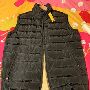 Parajumper väst - Säljer min parajumper väst. Aldrig använd