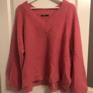 Rosa stickad tröja - En rosa stickad tröja från Gina, strl xs men väldigt stor i stoleken. Den passar bra på mig och jag är 172cm. Färgen kommer inte riktigt fram i kameran tyvärr, den är mer rosa i verkligheten. Skriv till mig om du vill ha fler bilder så fixar jag det. Pris kan diskuteras vid snabb affär. Köparen står för frakten!