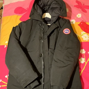 Canada Goose jacka - Jag säljer min canada goose jacka bara använd 1 gång den är mycket bra skick.