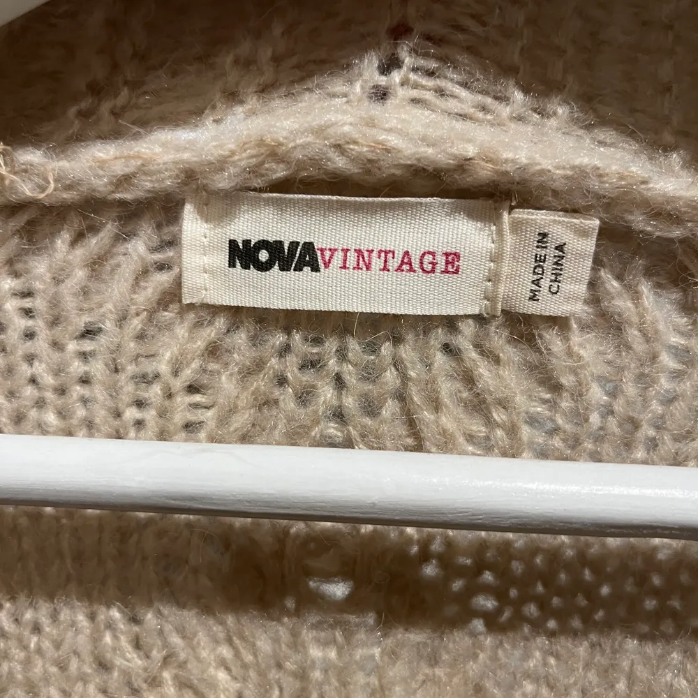 Säljer denna jätte fina kofta från Fashion Nova. Använd fåtal gånger. Väldigt bra skick och skit snygg! Köparen står för frakten💕. Stickat.