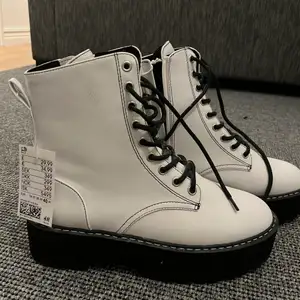 Säljer dessa skit snygga boots från H&M. Aldrig använda därav priset. Säljer dessa pågrund av att dom var förstora. Skulle säga att dom passar som 39/40. Köparen står för frakten💕
