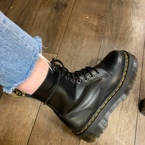Dr Martens - Ett par svarta, veganska dr martens jadon storlek 40. Köparen står för frakten