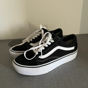 Vans - Väldigt sparsamt använda vans, storlek 37, finns att hämta i Gävle :)