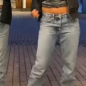 Ljusblåa jeans från Zara - Säljer dessa populära jeans från Zara som är slutsålda överallt!! Tycker jeansen är super coola då de passar till ALLT, har dock ett par liknande så det är därför jag säljer 💞👌🏼🤝 