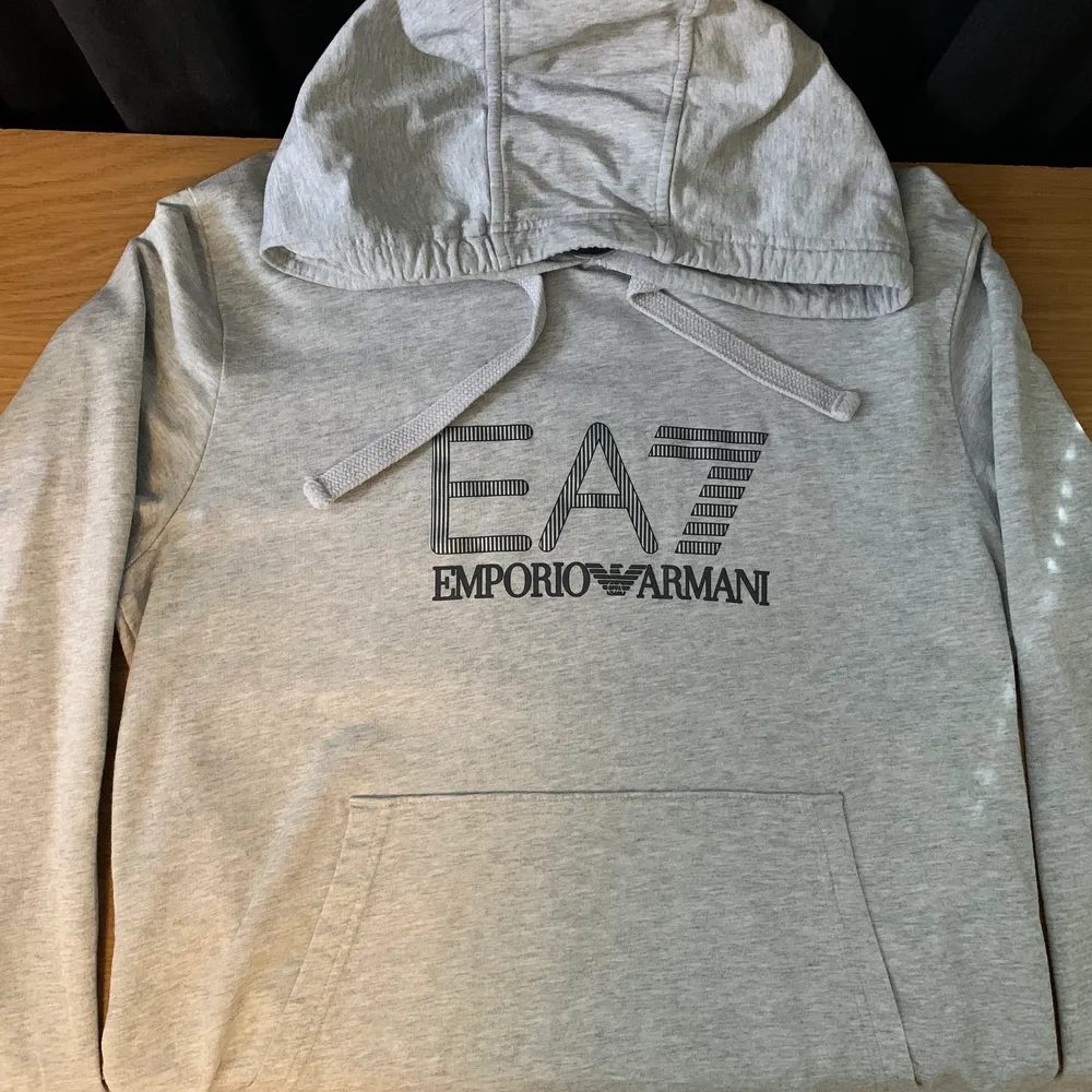 Armani hoodie använd men bra skick. Nypris oklart.. Hoodies.