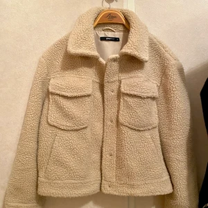 Teddyjacka - Teddyjacka från Ginatricot i storlek 34. I nyskick!! Frakt ingår inte i priset😊💗