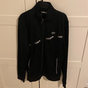 Lacoste zip tjocktröja - Tröjan är i bra skick, knappt använd innan den blev för liten för mig. Säljer för 500 inklusive frakt.