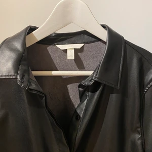 Skinn skjorta - Säljer min skinn (läder imitation)  skjorta från hm som du både kan använda som skjorta, jacka och overshirt! Storlek M men passar xs-l. 