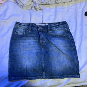 Lågmidjad kjol  - Låmijdad kjol i bra skick storlek 34 