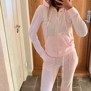 Juicy Couture Set - Ljusrosa utan tryck. Storlek M, men passar främst XS/S. Hela settet! BUDGIVNING AVSLUTAS tisdag 22:00