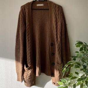 Tröja - Tröja med patches på armbågarna i storlek M. Plagget är köpt på secondhand och är väldigt använt. Frakt tillkommer (79kr)☺️