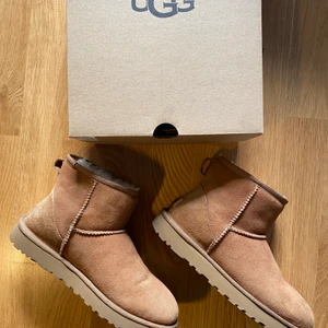Uggs - Uggs i väldigt bra skick, tyvärr för små för mig..  Strl 38.   Äger du ett par i strl 39 kan jag tänka mig att byta också. 