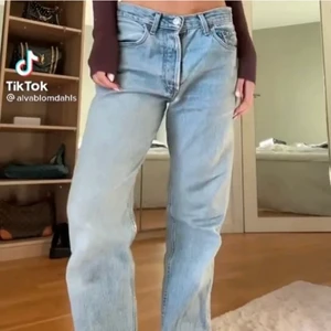 Levis 501 - (Första bilden lånad) Säljer mina fina Levis jeans i modellen 501, strl W29 L32! Hon på bilden bär W28 L32. De är köpta här på plick men inköpta från Levis butiken i Göteborg för 1100. Är många intresserade blir det budgivning. Skickas med spårbar frakt 66kr. 😇 Direkt pris: 500kr + halva fraktkostnaden!😌