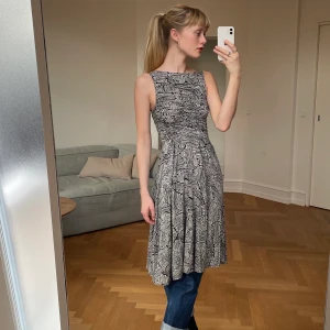 Kjole  - Sød sommerkjole med indsyet “korset” og flowy nederdel