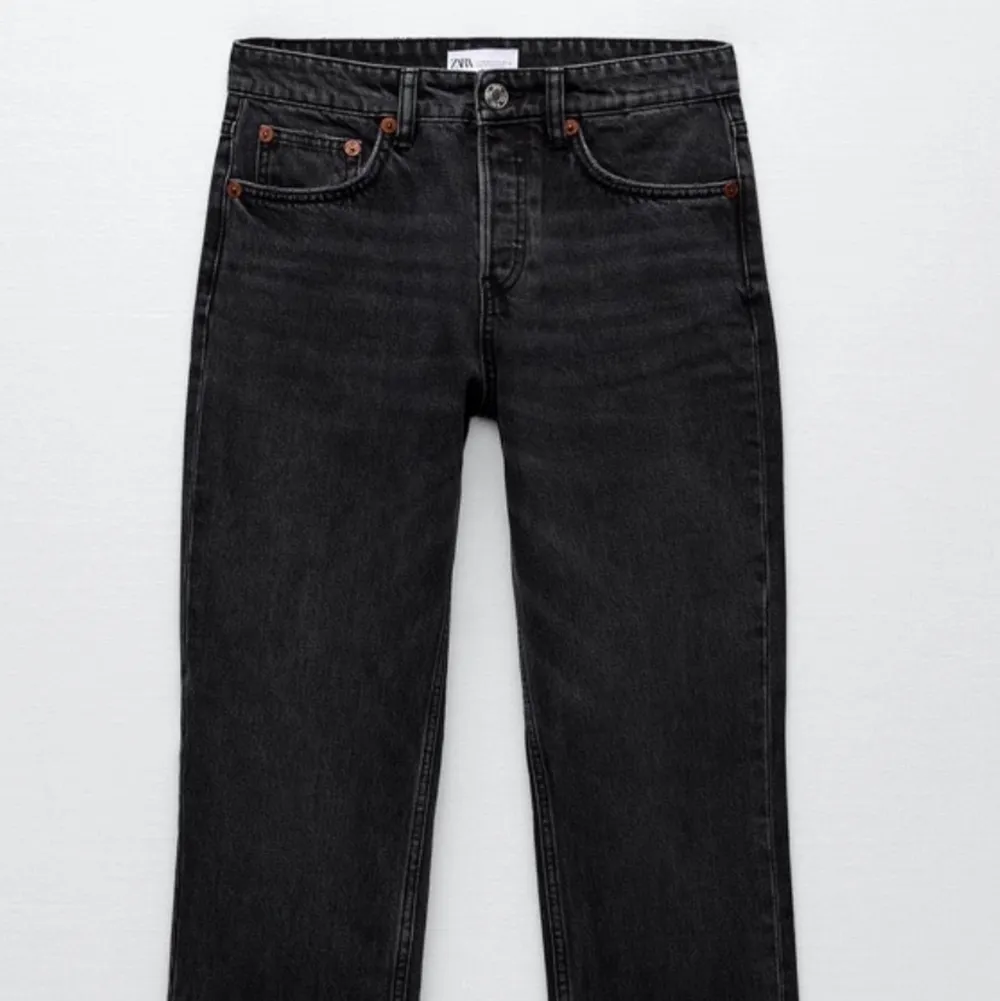 Säljer nu mina svarta jeans från Zara! Jeansen är i bra skick. 💕 Köparen står för frakt. Vid flera intresserade blir det budgivning.. Jeans & Byxor.