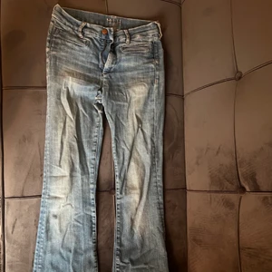 MIH bootcut jeans - Made in heaven Bootcut jeans. Finns två små hål på insidan av låret. Nypris 2200kr