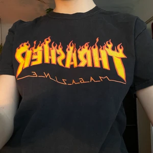 Trasher-Tshirt! - Min brors Trasher-tröja han bad mig sälja. Den har varit älskad därmed ett nött tryck. Men fortfarande jättecool !! 