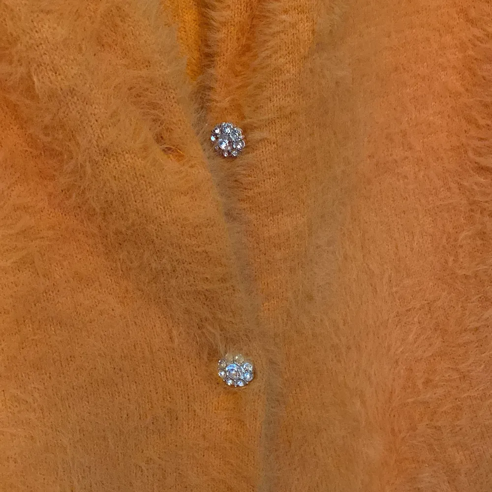 Orange super mjuk kofta från Zara med fina knappar i stl M🧡🧡. Tröjor & Koftor.