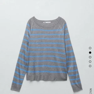 Grå blå randig tröja! - Säljer denna jättefina blå grå trendiga tröjan.Säljer för får ingen användning av den. Använt den Max 3 gånger. Storlek:S. Pris + frakt! (Inga skador eller något liknande) Skriv vid ett intresse elr frågor!