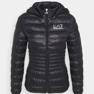 EA7 jacka  - Använt denna jackan 2 gånger och tyckte inte om den då jag köpte denna för lääääängesen men den är helt fräsch och jag kunde inte få ihop bra egna bilder så tog från hemsidan jag beställde den ifrån <3 skriv till mig för privata bilder men Budan ligger på 600 från 1 645 kronor 