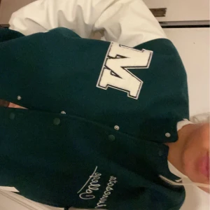 Baseball jacka  - Säljer min jacka som är i nyskick använd bara 1 gång, storlek S, overzise i storleken. Funkar till allt. Köpte från hm för 500kr