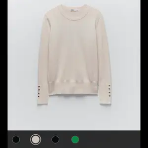 Säljer nu denna jättefina slutsålda rosa tröjan från zara💗lite nopprig men inget man tänker på💗hittade ingen bild på den rosa tröjan på nätet men det är samma modell som den på bilden💞kontakta för fler bilder 